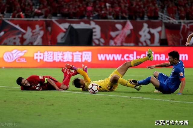 中国男足以三球优势战胜马尔代夫，高中生球员赵松源首秀表现抢眼